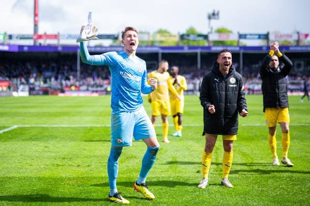 20.04.2024 - Fußball, 2023 2024, 2. Bundesliga, 30. Spieltag, VfL Osnabrück - Eintracht Braunschweig: (L-R) Ron-Thorben Hoffmann (Braunschweig), Robin Krauße (Braunschweig) DFL REGULATIONS PROHIBIT ANY USE OF PHOTOGRAPHS AS IMAGE SEQUENCES AND OR QUASI-VIDEO.