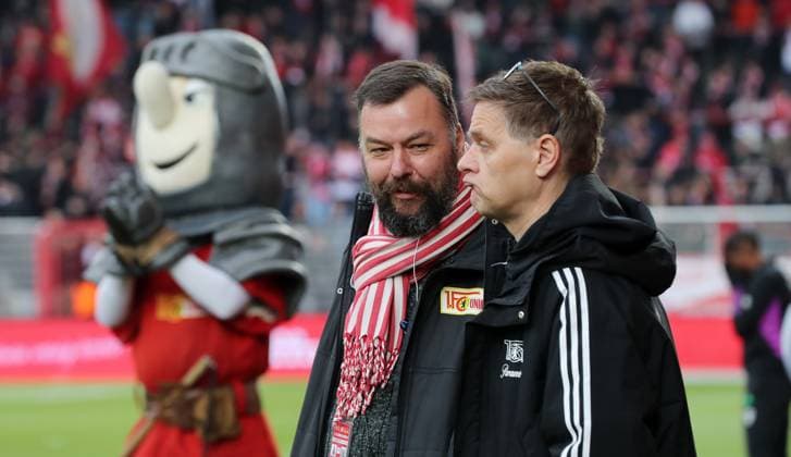 Maskottchen Ritter Keule, Pressesprecher Christian Arbeit, Sportdirektor Manager Oliver Ruhnert Fußball Fussball Bundesliga Herren DFL 30. Spieltag Saison 2023 2024 20.04.2024 1.FC Union Berlin FCU vs. FC Bayern München FCB DFL regulations prohibit any use of photographs as image sequences and or quasi-video.