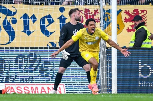 2. Bundesliga - VfL Osnabrück - Eintracht Braunschweig am 20.04.2024 an der Bremer Brücke in Osnabrück Jubel, Torjubel, Torschuetze, Torschütze Anton Donkor (Braunschweig) jubelt nach seinem Tor zum 0:1.
