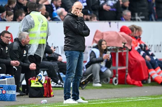 2. Bundesliga - VfL Osnabrück - Eintracht Braunschweig am 20.04.2024 an der Bremer Brücke in Osnabrück Trainer Daniel Scherning (Braunschweig) nachdenklich
