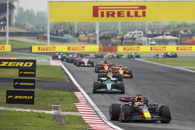 Start of the race 01 VERSTAPPEN Max (nld), Red Bull Racing RB20, action during the Formula 1 Lenovo Chinese Grand Prix 2024, 5th round of the 2024 Formula One World Championship, WM, Weltmeisterschaft from April 19 to 21, 2024 on the Shanghai International Circuit, in Shanghai, China - F1 - CHINESE GRAND PRIX 2024 DPPI Panoramic  240421_R05_CHINA_DP_XB3_4815