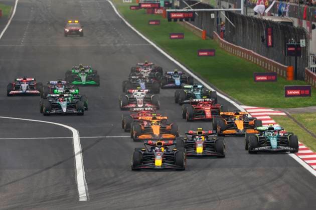 Start of the race 01 VERSTAPPEN Max (nld), Red Bull Racing RB20, action during the Formula 1 Lenovo Chinese Grand Prix 2024, 5th round of the 2024 Formula One World Championship, WM, Weltmeisterschaft from April 19 to 21, 2024 on the Shanghai International Circuit, in Shanghai, China - F1 - CHINESE GRAND PRIX 2024 DPPI Panoramic  240421_R05_CHINA_DP_FGOO1467