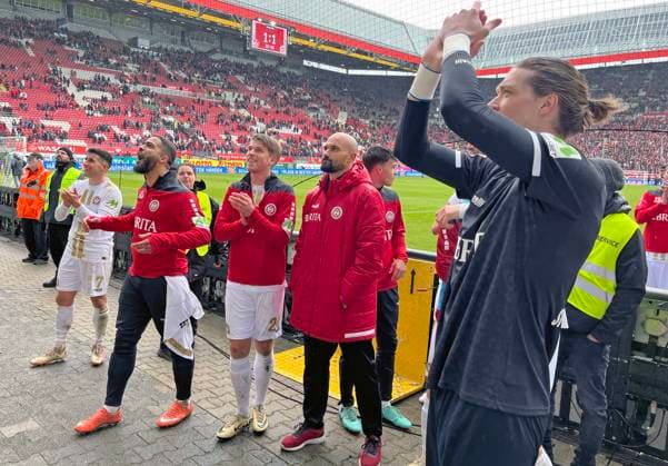 Fussball - 2. BL - 1. FC Kaiserslautern - SV Wehen Wiesbaden - 20.04.24, Das Team des SVWW bedankt sich für den Support der Fans, -