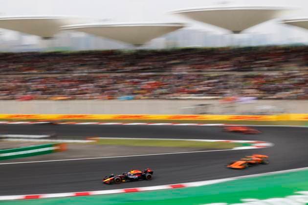 01 VERSTAPPEN Max (nld), Red Bull Racing RB20, action during the Formula 1 Lenovo Chinese Grand Prix 2024, 5th round of the 2024 Formula One World Championship, WM, Weltmeisterschaft from April 19 to 21, 2024 on the Shanghai International Circuit, in Shanghai, China - F1 - CHINESE GRAND PRIX 2024 DPPI Panoramic  240421_R05_CHINA_DP__A6A1849