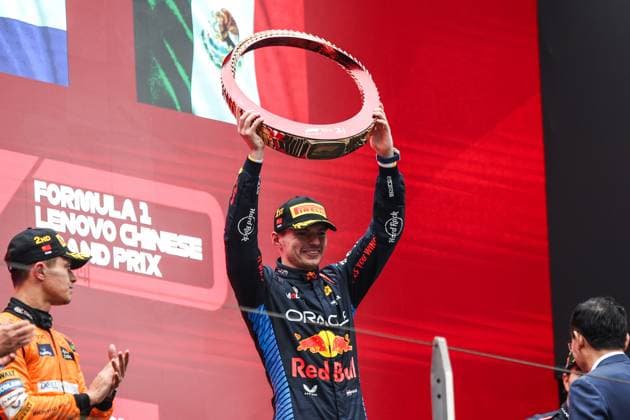Bilder des Jahres 2024, Sport 04 April Sport Themen der Woche KW16 Sport Bilder des Tages VERSTAPPEN Max (ned), Red Bull Racing RB20, portrait podium trophy during the Formula 1 Lenovo Chinese Grand Prix 2024, 5th round of the 2024 Formula One World Championship, WM, Weltmeisterschaft from April 19 to 21, 2024 on the Shanghai International Circuit, in Shanghai, China - F1 - CHINESE GRAND PRIX 2024 DPPI Panoramic  240421_R05_CHINA_DP_XB3_5445
