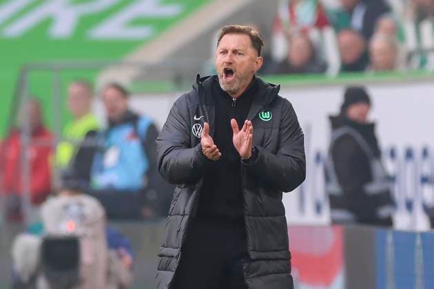 Trainer Ralph Hasenhuettl (VfL Wolfsburg) klatscht in die Haende, 1. Bundesliga, VfL Wolfsburg vs VfL Bochum, Volkswagen Arena, 20.04.2024, Wolfsburg, Deutschland.