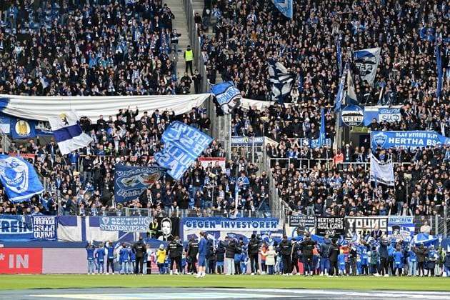 21.04.2024, xsltx, Fussball 2.Bundesliga, Karlsruher SC - Hertha BSC Berlin emspor, v.l. Fans, Stimmung, Schals, Fahnen, Besucher, Trikots, Ultras, Hertha BSC Berlin, Harlekins (DFL DFB REGULATIONS PROHIBIT ANY USE OF PHOTOGRAPHS as IMAGE SEQUENCES and or QUASI-VIDEO) Karlsruhe
