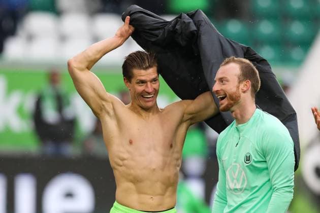 Kevin Behrens (VfL Wolfsburg,17) mit Maximilian Arnold (VfL Wolfsburg,27) - 1. Fussball Bundesliga Saison 2023-2024 Punktspiel VfL Wolfsburg vs. VfL Bochum in der Volkswagen Arena in Wolfsburg - Aktion,Fussball,Deutschland,Mann,Männer,20.04.2024