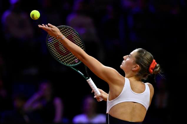 Marta Kostyuk (UKR) Aktion Aufschlag Tennis Damen Porsche-Cup Porsche Tennis Grand Prix GP Stuttgart 2024 Porsche Arena 21.04.2024 DFL REGULATIONS PROHIBIT ANY USE OF PHOTOGRAPHS AS IMAGE SEQUENCES AND OR QUASI-VIDEO Porsche Tennis Grand Prix GP Stuttgart 2024