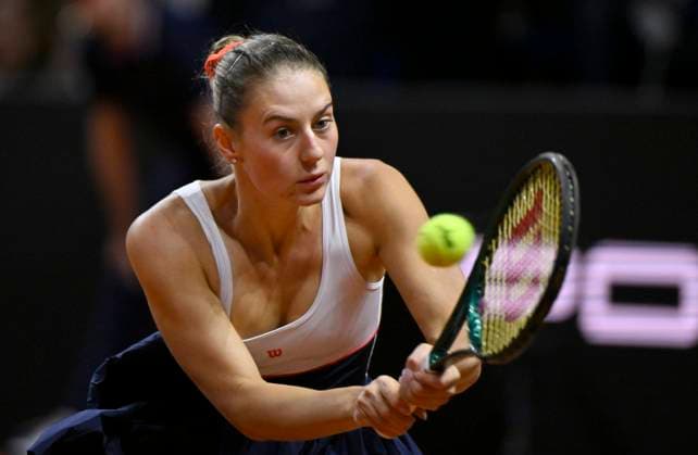 Marta Kostyuk (UKR) Aktion Tennis Damen Porsche-Cup Porsche Tennis Grand Prix GP Stuttgart 2024 Porsche Arena 21.04.2024 DFL REGULATIONS PROHIBIT ANY USE OF PHOTOGRAPHS AS IMAGE SEQUENCES AND OR QUASI-VIDEO Porsche Tennis Grand Prix GP Stuttgart 2024