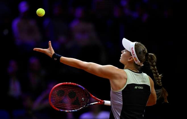 Elena Rybakina (KAZ) Aktion Aufschlag Tennis Damen Porsche-Cup Porsche Tennis Grand Prix GP Stuttgart 2024 Porsche Arena 21.04.2024 DFL REGULATIONS PROHIBIT ANY USE OF PHOTOGRAPHS AS IMAGE SEQUENCES AND OR QUASI-VIDEO Porsche Tennis Grand Prix GP Stuttgart 2024
