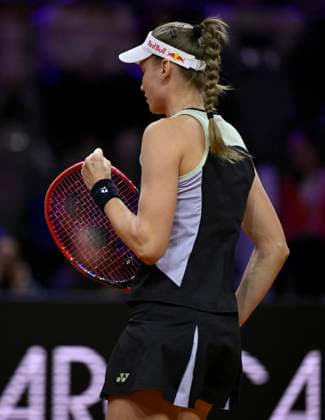 Elena Rybakina (KAZ) Jubel Freude Emotion Tennis Damen Porsche-Cup Porsche Tennis Grand Prix GP Stuttgart 2024 Porsche Arena 21.04.2024 DFL REGULATIONS PROHIBIT ANY USE OF PHOTOGRAPHS AS IMAGE SEQUENCES AND OR QUASI-VIDEO Porsche Tennis Grand Prix GP Stuttgart 2024