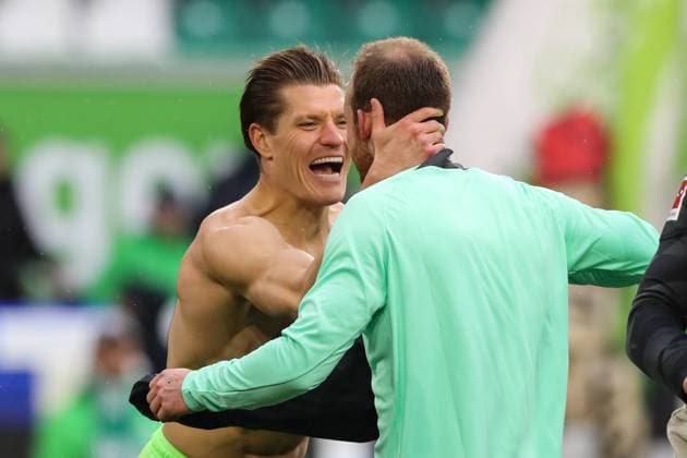 Kevin Behrens (VfL Wolfsburg,17) mit Maximilian Arnold (VfL Wolfsburg,27) - 1. Fussball Bundesliga Saison 2023-2024 Punktspiel VfL Wolfsburg vs. VfL Bochum in der Volkswagen Arena in Wolfsburg - Aktion,Fussball,Deutschland,Mann,Männer,20.04.2024