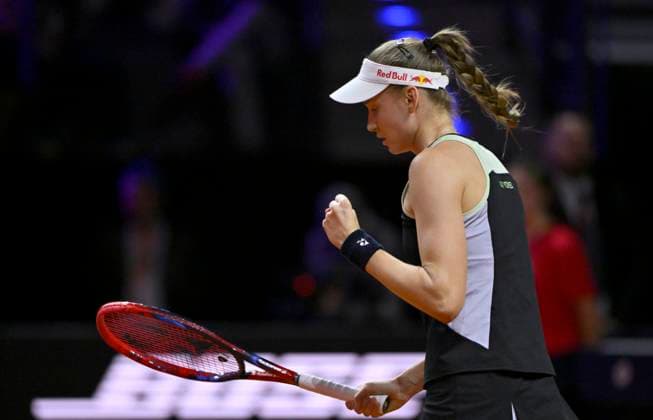 Elena Rybakina (KAZ) Jubel Freude Emotion Gestik Geste Tennis Damen Porsche-Cup Porsche Tennis Grand Prix GP Stuttgart 2024 Porsche Arena 21.04.2024 DFL REGULATIONS PROHIBIT ANY USE OF PHOTOGRAPHS AS IMAGE SEQUENCES AND OR QUASI-VIDEO Porsche Tennis Grand Prix GP Stuttgart 2024