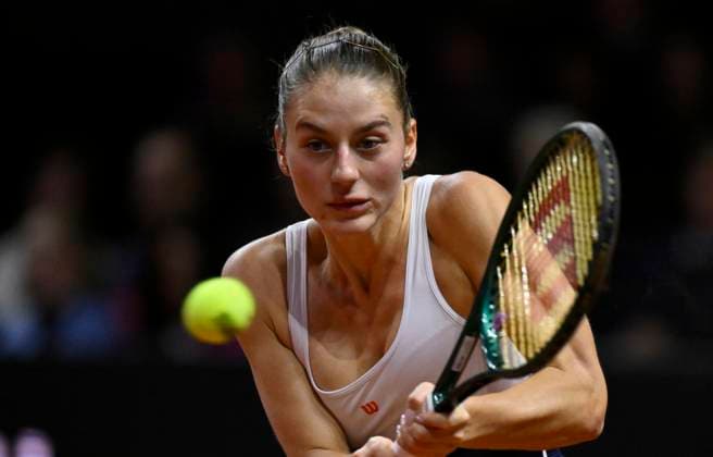 Marta Kostyuk (UKR) Aktion Tennis Damen Porsche-Cup Porsche Tennis Grand Prix GP Stuttgart 2024 Porsche Arena 21.04.2024 DFL REGULATIONS PROHIBIT ANY USE OF PHOTOGRAPHS AS IMAGE SEQUENCES AND OR QUASI-VIDEO Porsche Tennis Grand Prix GP Stuttgart 2024