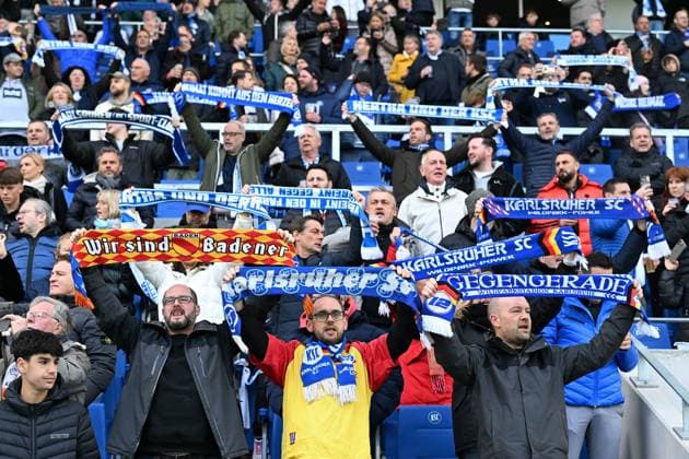 21.04.2024, xsltx, Fussball 2.Bundesliga, Karlsruher SC - Hertha BSC Berlin emspor, v.l. Fanfreundschaft zwischen den Fans aus Karlsruhe und Berlin Zuschauer, Kinder Fahnen, Stimmung, (DFL DFB REGULATIONS PROHIBIT ANY USE OF PHOTOGRAPHS as IMAGE SEQUENCES and or QUASI-VIDEO) Karlsruhe