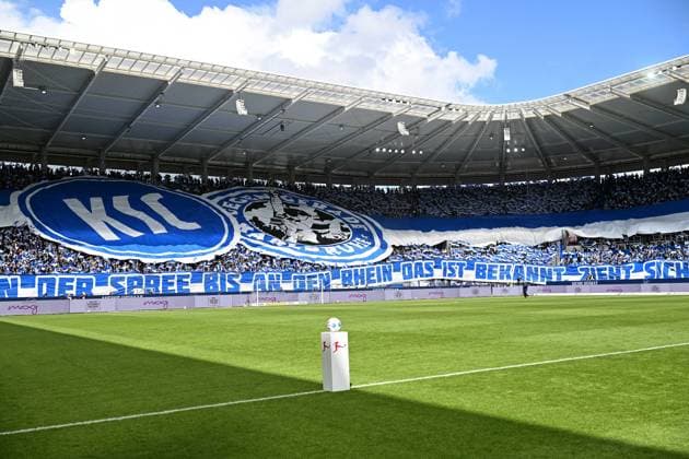 21.04.2024, xsltx, Fussball 2.Bundesliga, Karlsruher SC - Hertha BSC Berlin emspor, v.l. Fanfreundschaft zwischen den Fans aus Karlsruhe und Berlin Zuschauer, Ultras, Fahnen, Stimmung, Choreographie, Harlekins Berlin 98, Phönix Sons 99 (DFL DFB REGULATIONS PROHIBIT ANY USE OF PHOTOGRAPHS as IMAGE SEQUENCES and or QUASI-VIDEO) Karlsruhe
