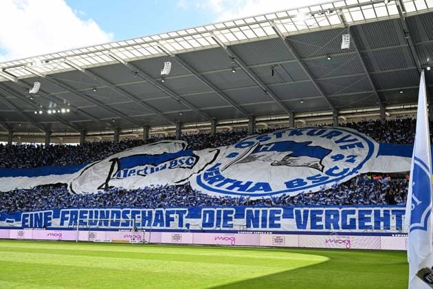 21.04.2024, xsltx, Fussball 2.Bundesliga, Karlsruher SC - Hertha BSC Berlin emspor, v.l. Fanfreundschaft zwischen den Fans aus Karlsruhe und Berlin Zuschauer, Ultras, Fahnen, Stimmung, Choreographie, Harlekins Berlin 98, Phönix Sons 99 (DFL DFB REGULATIONS PROHIBIT ANY USE OF PHOTOGRAPHS as IMAGE SEQUENCES and or QUASI-VIDEO) Karlsruhe