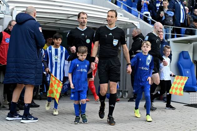 21.04.2024, xsltx, Fussball 2.Bundesliga, Karlsruher SC - Hertha BSC Berlin emspor, v.l. Schiedsrichter Referee Bastian Dankert (Rostock) (DFL DFB REGULATIONS PROHIBIT ANY USE OF PHOTOGRAPHS as IMAGE SEQUENCES and or QUASI-VIDEO) Karlsruhe