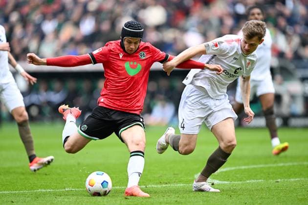 2. Bundesliga - Hannover 06 - FC St. Pauli am 21.04.2024 in der HDI Arena in Hannover Nicolo Tresoldi (Hannover 96) im Zweikampf gegen David Nemeth (FC St. Pauli).
