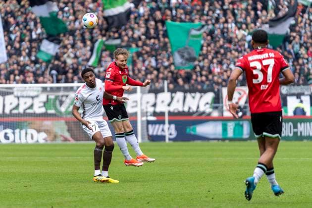 Oladapo Afolayan (FC St. Pauli, 17), Kolja Oudenne (Hannover 96, 29) GER, Hannover 96 vs. FC St. Pauli, Fußball, 2. Bundesliga, 30. Spieltag, Spielzeit 2023 2024, 21.04.2024 DFL REGULATIONS PROHIBIT ANY USE OF PHOTOGRAPHS AS IMAGE SEQUENCES AND OR QUASI-VIDEO Hannover 96 vs. FC St. Pauli, Fußball, 2. Bundesliga, 30. Spieltag, Spielzeit 2023 2024, 21.04.2024 Hannover