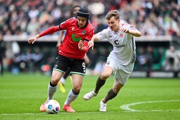2. Bundesliga - Hannover 06 - FC St. Pauli am 21.04.2024 in der HDI Arena in Hannover Nicolo Tresoldi (Hannover 96) im Zweikampf gegen David Nemeth (FC St. Pauli).