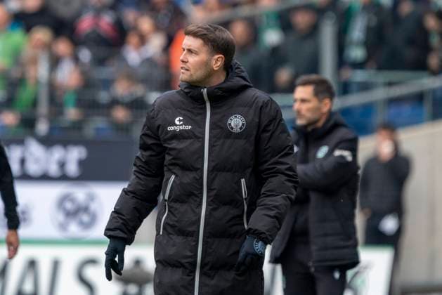 Fabian Huerzeler (FC St. Pauli, Trainer) GER, Hannover 96 vs. FC St. Pauli, Fußball, 2. Bundesliga, 30. Spieltag, Spielzeit 2023 2024, 21.04.2024 DFL REGULATIONS PROHIBIT ANY USE OF PHOTOGRAPHS AS IMAGE SEQUENCES AND OR QUASI-VIDEO Hannover 96 vs. FC St. Pauli, Fußball, 2. Bundesliga, 30. Spieltag, Spielzeit 2023 2024, 21.04.2024 Hannover