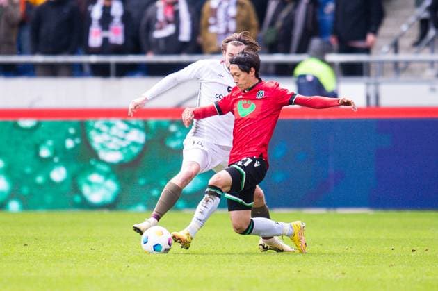 21.04.2024 - Fußball, 2023 2024, 1. Bundesliga, 30. Spieltag, Hannover 96 - FC St. Pauli: (L-R) Connor Metcalfe (Pauli), Sei Muroya (Hannover) DFL REGULATIONS PROHIBIT ANY USE OF PHOTOGRAPHS AS IMAGE SEQUENCES AND OR QUASI-VIDEO.