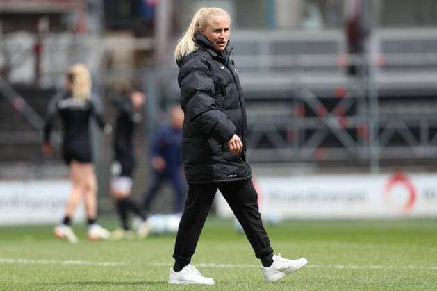 Trainerin Theresa Merk (SC Freiburg) schaut, Frauen Bundesliga, 1.FC Koeln - SC Freiburg, Franz-Kremer-Stadion am 21. April 2024 in Koeln, Deutschland. (Foto von Oliver Kaelke DeFodi Images) Trainerin Theresa Merk (SC Freiburg) looks on, Frauen Bundesliga, 1.FC Koeln - SC Freiburg, Franz-Kremer-Stadion on April 21, 2024 in Cologne, Germany. (Photo by Oliver Kaelke DeFodi Images) Defodi-678_2024_04_121_OK_FCKSCF_0164