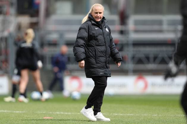 Trainerin Theresa Merk (SC Freiburg) schaut, Frauen Bundesliga, 1.FC Koeln - SC Freiburg, Franz-Kremer-Stadion am 21. April 2024 in Koeln, Deutschland. (Foto von Oliver Kaelke DeFodi Images) Trainerin Theresa Merk (SC Freiburg) looks on, Frauen Bundesliga, 1.FC Koeln - SC Freiburg, Franz-Kremer-Stadion on April 21, 2024 in Cologne, Germany. (Photo by Oliver Kaelke DeFodi Images) Defodi-678_2024_04_121_OK_FCKSCF_0167