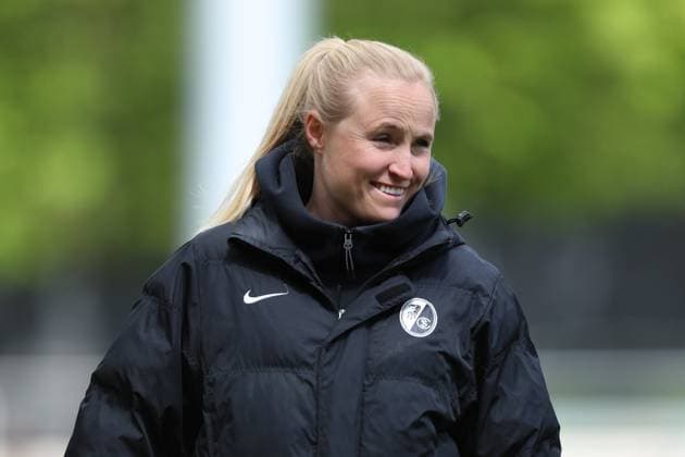 Trainerin Theresa Merk (SC Freiburg) lacht, Frauen Bundesliga, 1.FC Koeln - SC Freiburg, Franz-Kremer-Stadion am 21. April 2024 in Koeln, Deutschland. (Foto von Oliver Kaelke DeFodi Images) Trainerin Theresa Merk (SC Freiburg) laughs, Frauen Bundesliga, 1.FC Koeln - SC Freiburg, Franz-Kremer-Stadion on April 21, 2024 in Cologne, Germany. (Photo by Oliver Kaelke DeFodi Images) Defodi-678_2024_04_121_OK_FCKSCF_0229