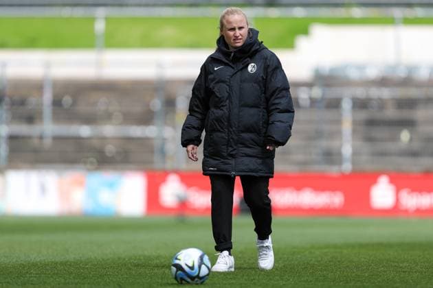 Trainerin Theresa Merk (SC Freiburg) schaut, Frauen Bundesliga, 1.FC Koeln - SC Freiburg, Franz-Kremer-Stadion am 21. April 2024 in Koeln, Deutschland. (Foto von Oliver Kaelke DeFodi Images) Trainerin Theresa Merk (SC Freiburg) looks on, Frauen Bundesliga, 1.FC Koeln - SC Freiburg, Franz-Kremer-Stadion on April 21, 2024 in Cologne, Germany. (Photo by Oliver Kaelke DeFodi Images) Defodi-678_2024_04_121_OK_FCKSCF_0220