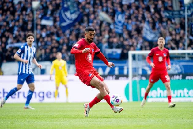 Aymane Barkok (Hertha BSC Berlin, 18) am Ball, GER, Karlsruher SC (KSC) vs Hertha BSC Berlin (BSC), Fussball 2. Bundesliga, 30. Spieltag, Saison 2023 2024, 21.04.2024 DFB DFL regulations prohibit any use of photographs as image sequences and or quasi-video GER, Karlsruher SC (KSC) vs Hertha BSC Berlin (BSC), Fussball 2. Bundesliga, 30. Spieltag, Saison 2023 2024, 21.04.2024 Karlsruhe