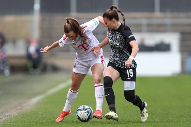 Alena Bienz (1. FC Koeln) und Annabel Schasching (SC Freiburg) im Zweikampf, Frauen Bundesliga, 1.FC Koeln - SC Freiburg, Franz-Kremer-Stadion am 21. April 2024 in Koeln, Deutschland. (Foto von Oliver Kaelke DeFodi Images) Alena Bienz (1. FC Koeln) und Annabel Schasching (SC Freiburg) battle for the ball, Frauen Bundesliga, 1.FC Koeln - SC Freiburg, Franz-Kremer-Stadion on April 21, 2024 in Cologne, Germany. (Photo by Oliver Kaelke DeFodi Images) Defodi-678_2024_04_121_OK_FCKSCF_0356