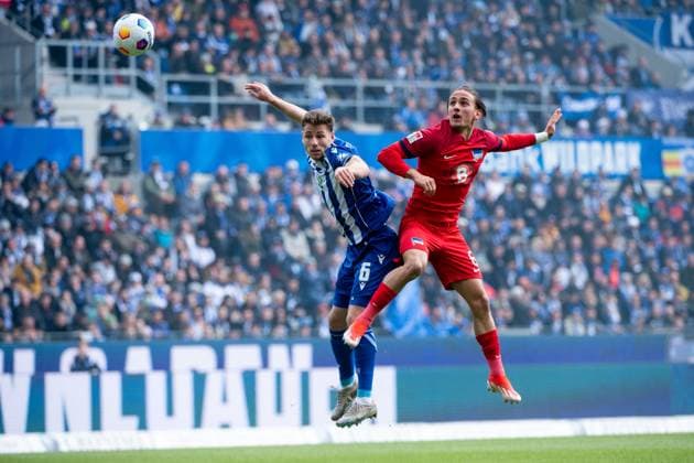 Michal Karbownik (Hertha BSC Berlin, 06) im Zweikampf mit Leon Jensen (Karlsruher SC, 06), GER, Karlsruher SC (KSC) vs Hertha BSC Berlin (BSC), Fussball 2. Bundesliga, 30. Spieltag, Saison 2023 2024, 21.04.2024 DFB DFL regulations prohibit any use of photographs as image sequences and or quasi-video GER, Karlsruher SC (KSC) vs Hertha BSC Berlin (BSC), Fussball 2. Bundesliga, 30. Spieltag, Saison 2023 2024, 21.04.2024 Karlsruhe