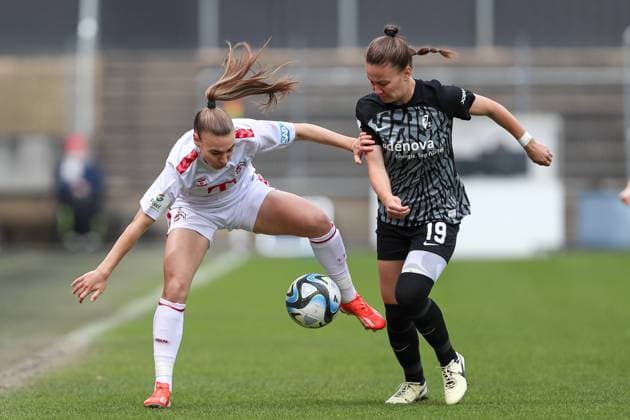 Alena Bienz (1. FC Koeln) und Annabel Schasching (SC Freiburg) im Zweikampf, Frauen Bundesliga, 1.FC Koeln - SC Freiburg, Franz-Kremer-Stadion am 21. April 2024 in Koeln, Deutschland. (Foto von Oliver Kaelke DeFodi Images) Alena Bienz (1. FC Koeln) und Annabel Schasching (SC Freiburg) battle for the ball, Frauen Bundesliga, 1.FC Koeln - SC Freiburg, Franz-Kremer-Stadion on April 21, 2024 in Cologne, Germany. (Photo by Oliver Kaelke DeFodi Images) Defodi-678_2024_04_121_OK_FCKSCF_0352