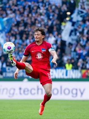 Fabian Reese (Hertha BSC Berlin, 11) am Ball, GER, Karlsruher SC (KSC) vs Hertha BSC Berlin (BSC), Fussball 2. Bundesliga, 30. Spieltag, Saison 2023 2024, 21.04.2024 DFB DFL regulations prohibit any use of photographs as image sequences and or quasi-video GER, Karlsruher SC (KSC) vs Hertha BSC Berlin (BSC), Fussball 2. Bundesliga, 30. Spieltag, Saison 2023 2024, 21.04.2024 Karlsruhe