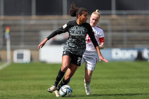 Cora Zicai (SC Freiburg) und Anna Gerhardt (1. FC Koeln) im Zweikampf, Frauen Bundesliga, 1.FC Koeln - SC Freiburg, Franz-Kremer-Stadion am 21. April 2024 in Koeln, Deutschland. (Foto von Oliver Kaelke DeFodi Images) Cora Zicai (SC Freiburg) und Anna Gerhardt (1. FC Koeln) battle for the ball, Frauen Bundesliga, 1.FC Koeln - SC Freiburg, Franz-Kremer-Stadion on April 21, 2024 in Cologne, Germany. (Photo by Oliver Kaelke DeFodi Images) Defodi-678_2024_04_121_OK_FCKSCF_0460