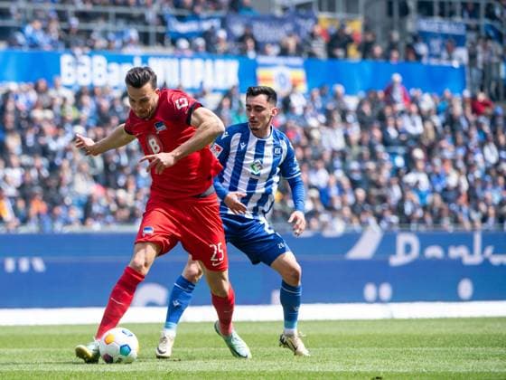 Haris Tabakovic (Hertha BSC Berlin, 25) im Zweikampf mit Paul Nebel (Karlsruher SC, 26), GER, Karlsruher SC (KSC) vs Hertha BSC Berlin (BSC), Fussball 2. Bundesliga, 30. Spieltag, Saison 2023 2024, 21.04.2024 DFB DFL regulations prohibit any use of photographs as image sequences and or quasi-video GER, Karlsruher SC (KSC) vs Hertha BSC Berlin (BSC), Fussball 2. Bundesliga, 30. Spieltag, Saison 2023 2024, 21.04.2024 Karlsruhe