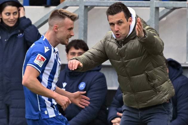 21.04.2024, xsltx, Fussball 2.Bundesliga, Karlsruher SC - Hertha BSC Berlin emspor, v.l. Marco Thiede (Karlsruher SC KSC) Trainer Christian Eichner (Karlsruher SC KSC) gestikuliert gibt Anweisungen mit den Armen gestikulieren gives instructions, gesticulate. (DFL DFB REGULATIONS PROHIBIT ANY USE OF PHOTOGRAPHS as IMAGE SEQUENCES and or QUASI-VIDEO) Karlsruhe