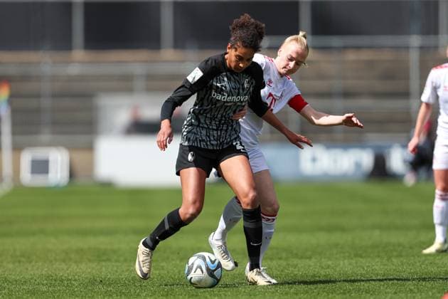 Cora Zicai (SC Freiburg) und Anna Gerhardt (1. FC Koeln) im Zweikampf, Frauen Bundesliga, 1.FC Koeln - SC Freiburg, Franz-Kremer-Stadion am 21. April 2024 in Koeln, Deutschland. (Foto von Oliver Kaelke DeFodi Images) Cora Zicai (SC Freiburg) und Anna Gerhardt (1. FC Koeln) battle for the ball, Frauen Bundesliga, 1.FC Koeln - SC Freiburg, Franz-Kremer-Stadion on April 21, 2024 in Cologne, Germany. (Photo by Oliver Kaelke DeFodi Images) Defodi-678_2024_04_121_OK_FCKSCF_0465
