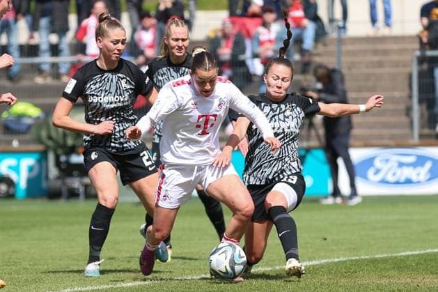 Samantha Steuerwald (SC Freiburg), Carlotta Wamser (1. FC Koeln) und Annabel Schasching (SC Freiburg) im Zweikampf, Frauen Bundesliga, 1.FC Koeln - SC Freiburg, Franz-Kremer-Stadion am 21. April 2024 in Koeln, Deutschland. (Foto von Oliver Kaelke DeFodi Images) Samantha Steuerwald (SC Freiburg), Carlotta Wamser (1. FC Koeln) und Annabel Schasching (SC Freiburg) battle for the ball, Frauen Bundesliga, 1.FC Koeln - SC Freiburg, Franz-Kremer-Stadion on April 21, 2024 in Cologne, Germany. (Photo by Oliver Kaelke DeFodi Images) Defodi-678_2024_04_121_OK_FCKSCF_0484