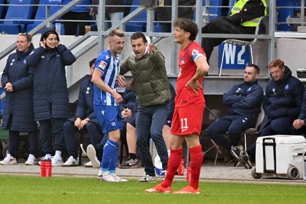 21.04.2024, xsltx, Fussball 2.Bundesliga, Karlsruher SC - Hertha BSC Berlin emspor, v.l. Marco Thiede (Karlsruher SC KSC) Trainer Christian Eichner (Karlsruher SC KSC) gestikuliert gibt Anweisungen mit den Armen gestikulieren gives instructions, gesticulate. Fabian Reese (Hertha BSC Berlin) (DFL DFB REGULATIONS PROHIBIT ANY USE OF PHOTOGRAPHS as IMAGE SEQUENCES and or QUASI-VIDEO) Karlsruhe