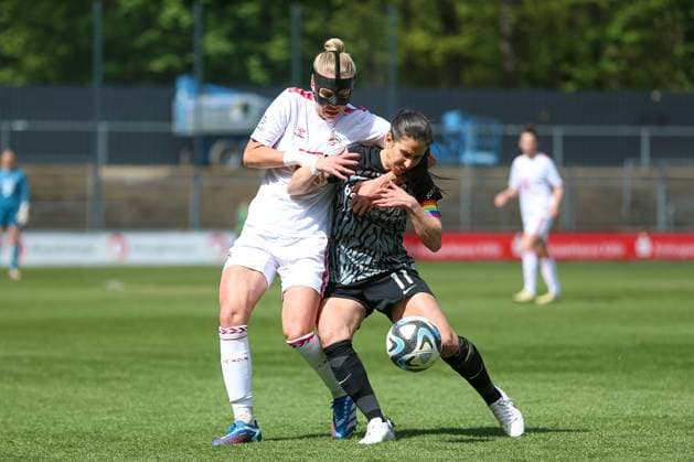 Celina Degen (1. FC Koeln) und Hasret Kayikci (SC Freiburg) im Zweikampf, Frauen Bundesliga, 1.FC Koeln - SC Freiburg, Franz-Kremer-Stadion am 21. April 2024 in Koeln, Deutschland. (Foto von Oliver Kaelke DeFodi Images) Celina Degen (1. FC Koeln) und Hasret Kayikci (SC Freiburg) battle for the ball, Frauen Bundesliga, 1.FC Koeln - SC Freiburg, Franz-Kremer-Stadion on April 21, 2024 in Cologne, Germany. (Photo by Oliver Kaelke DeFodi Images) Defodi-678_2024_04_121_OK_FCKSCF_0511