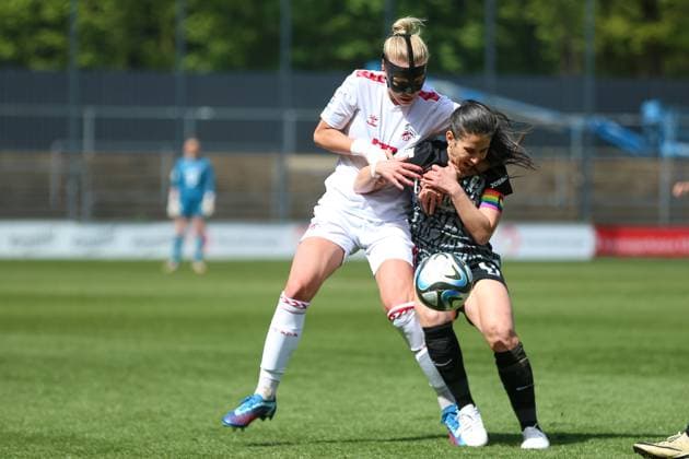 Celina Degen (1. FC Koeln) und Hasret Kayikci (SC Freiburg) im Zweikampf, Frauen Bundesliga, 1.FC Koeln - SC Freiburg, Franz-Kremer-Stadion am 21. April 2024 in Koeln, Deutschland. (Foto von Oliver Kaelke DeFodi Images) Celina Degen (1. FC Koeln) und Hasret Kayikci (SC Freiburg) battle for the ball, Frauen Bundesliga, 1.FC Koeln - SC Freiburg, Franz-Kremer-Stadion on April 21, 2024 in Cologne, Germany. (Photo by Oliver Kaelke DeFodi Images) Defodi-678_2024_04_121_OK_FCKSCF_0513