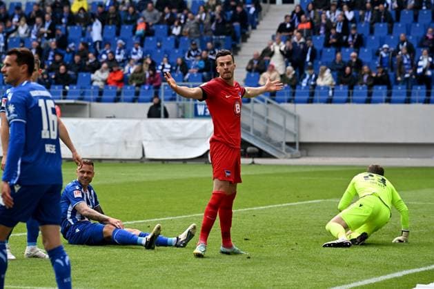 21.04.2024, xsltx, Fussball 2.Bundesliga, Karlsruher SC - Hertha BSC Berlin emspor, v.l. Torjubel nach dem Tor zum celebrating the goal celebrate Haris Tabakovic (Hertha BSC Berlin) 1:1 (DFL DFB REGULATIONS PROHIBIT ANY USE OF PHOTOGRAPHS as IMAGE SEQUENCES and or QUASI-VIDEO) Karlsruhe