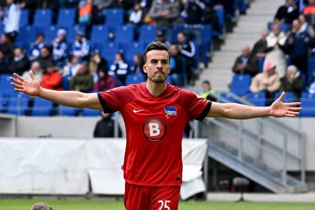 21.04.2024, xsltx, Fussball 2.Bundesliga, Karlsruher SC - Hertha BSC Berlin emspor, v.l. Torjubel nach dem Tor zum celebrating the goal celebrate Haris Tabakovic (Hertha BSC Berlin) 1:1 (DFL DFB REGULATIONS PROHIBIT ANY USE OF PHOTOGRAPHS as IMAGE SEQUENCES and or QUASI-VIDEO) Karlsruhe