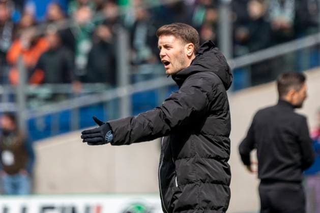 Fabian Huerzeler (FC St. Pauli, Trainer) GER, Hannover 96 vs. FC St. Pauli, Fußball, 2. Bundesliga, 30. Spieltag, Spielzeit 2023 2024, 21.04.2024 DFL REGULATIONS PROHIBIT ANY USE OF PHOTOGRAPHS AS IMAGE SEQUENCES AND OR QUASI-VIDEO Hannover 96 vs. FC St. Pauli, Fußball, 2. Bundesliga, 30. Spieltag, Spielzeit 2023 2024, 21.04.2024 Hannover