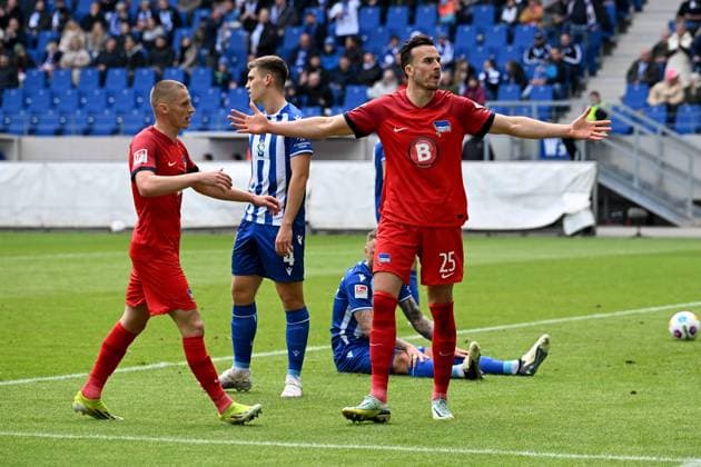 21.04.2024, xsltx, Fussball 2.Bundesliga, Karlsruher SC - Hertha BSC Berlin emspor, v.l. Torjubel nach dem Tor zum celebrating the goal celebrate Haris Tabakovic (Hertha BSC Berlin) 1:1 (DFL DFB REGULATIONS PROHIBIT ANY USE OF PHOTOGRAPHS as IMAGE SEQUENCES and or QUASI-VIDEO) Karlsruhe