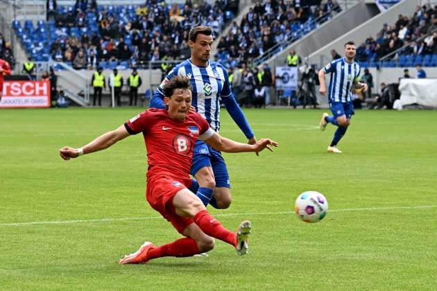 21.04.2024, xsltx, Fussball 2.Bundesliga, Karlsruher SC - Hertha BSC Berlin emspor, v.l. Vorlage von Fabian Reese (Hertha BSC Berlin) vor dem Tor zum 1:1 durch Haris Tabakovic (Hertha BSC Berlin) (DFL DFB REGULATIONS PROHIBIT ANY USE OF PHOTOGRAPHS as IMAGE SEQUENCES and or QUASI-VIDEO) Karlsruhe